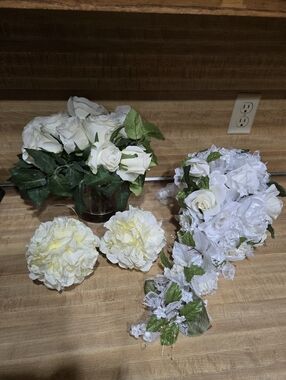 White brides bouquet, center piece and floral balls